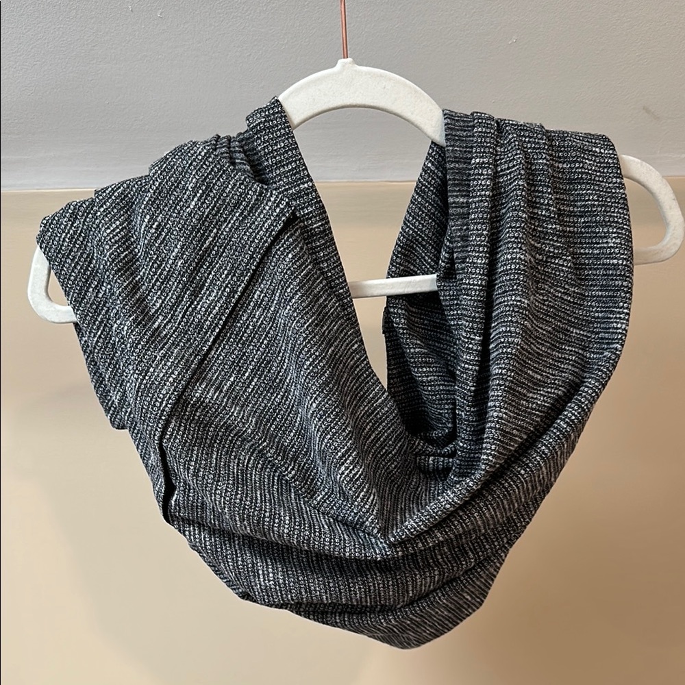 Lululemon Gray and White Circle Scarf with snaps